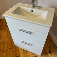 Sonas floor standing bathroom sink unit