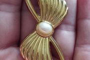 Vintage gold tone bow brooch.