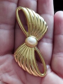 Vintage gold tone bow brooch.
