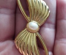 Vintage gold tone bow brooch.