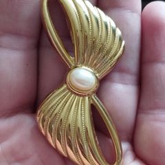 Vintage gold tone bow brooch.