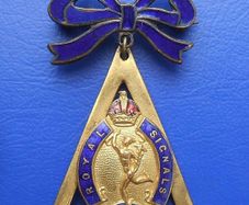 ROYAL CORPS OF SIGNALS - WW2 period sweetheart badge (1940's)