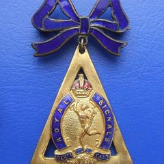 ROYAL CORPS OF SIGNALS - WW2 period sweetheart badge (1940's)