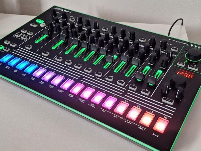 Roland TR 8 Rhythm Performer Drum Machine Excellent Condition