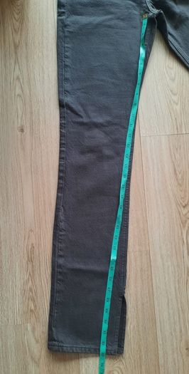 Zara cotton trousers 24 waist and 33 leg UK size 6 in very good condition with no issues FREE TRACKED POSTAGE INCLUDED
