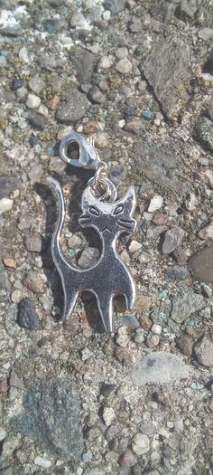 Vintage jewelry is sold individually for 5 to 10 euros