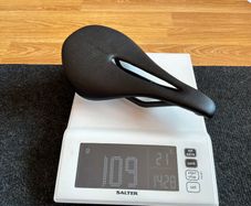 Carbon saddle 143mm wide - 109g