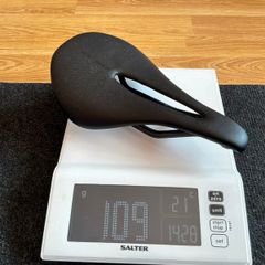 Carbon saddle 143mm wide - 109g