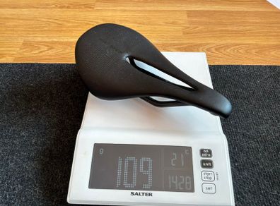 Carbon saddle 143mm wide - 109g