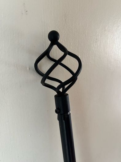 Black Metal Extendable Curtain Pole