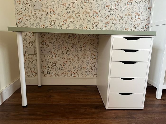 Desk with drawer unit
