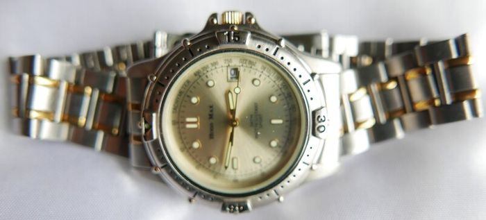 Hugo Maxx  Euro Design 18K Plated Diver Analog Quartz Watch New Battery