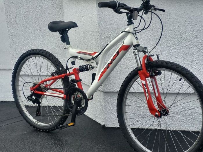 Young Persons Mountain Bike In Excellent Condition