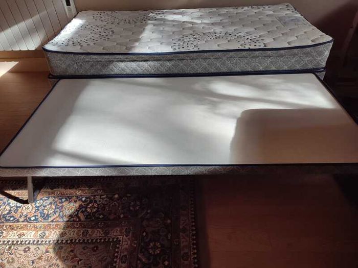Single guest bed - with trundle