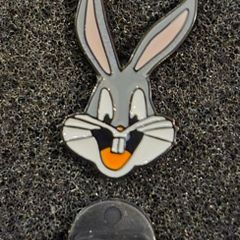 Bugs bunny, pin back badge.