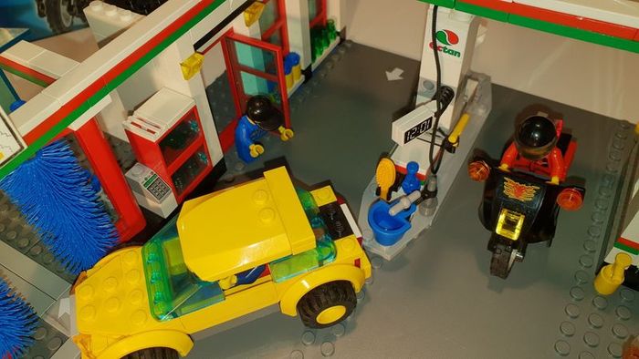 Lego City Service Station 7993 Full Set with car wash!