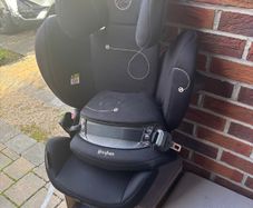 Well-Maintained Child Car Seat for Sale