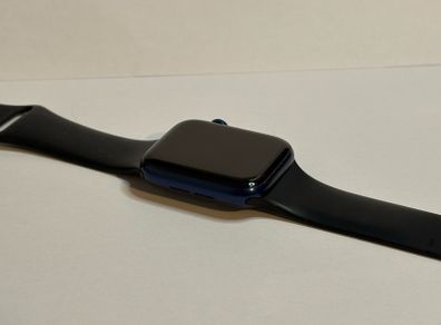 Apple watch series 6, fully working, 3 straps encluded, 2 chargers.