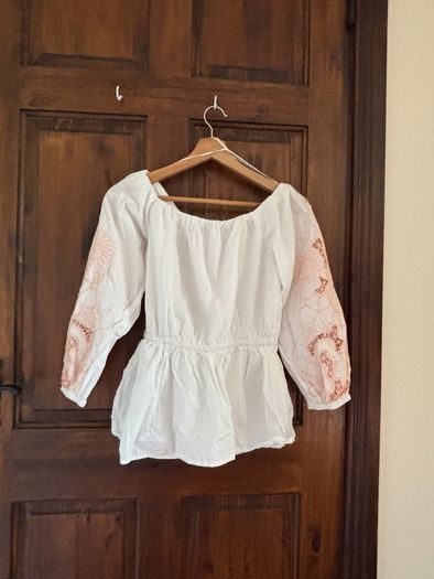 Cotton white shirt with with delicate pink embroidery