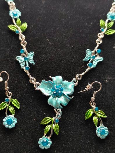 Beautiful blue floral style jewellery set New . Postage is included in price