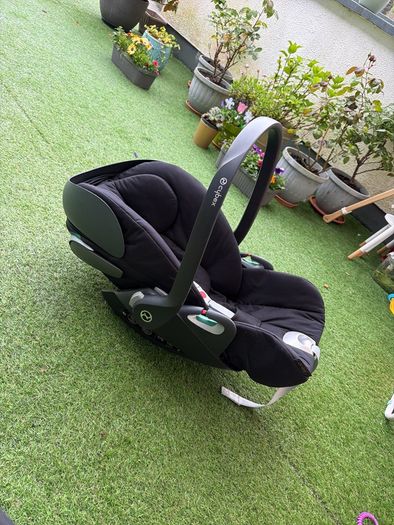 Cybex Car Seat Cloud Z and Swivel ISOFIX Base