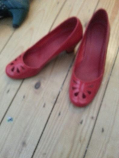 Red Shoes. Mid Heel