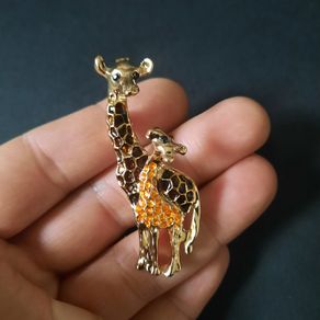 Mama & Baby Giraffe Brooch Badge Animal Wild Life Broach Enamel and Metal
