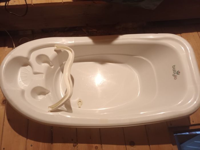 baby bath white in colour  with  plug ease to fill and empty
