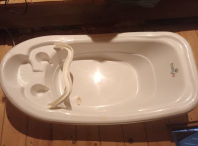 baby bath white in colour  with  plug ease to fill and empty