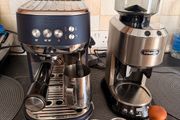 Sage Bambino Plus (Damson Blue)  De'Longhi Dedica Grinder Set