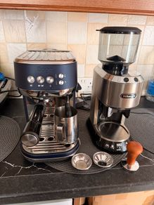 Sage Bambino Plus (Damson Blue)  De'Longhi Dedica Grinder Set