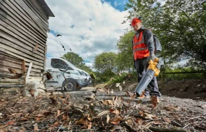DeWALT 54V Flexvolt Cordless Brushless Leaf Grass Blower //// 6AH 54V Flexvolt Battery.The Best A Professional Can Get. Closing down sale - all must go!.
