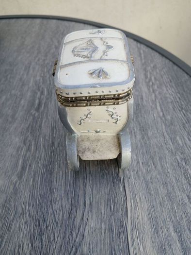 Presume Vintage Royal Waggon