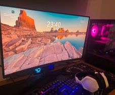 Gaming PC with 27" curved Samsung monitor