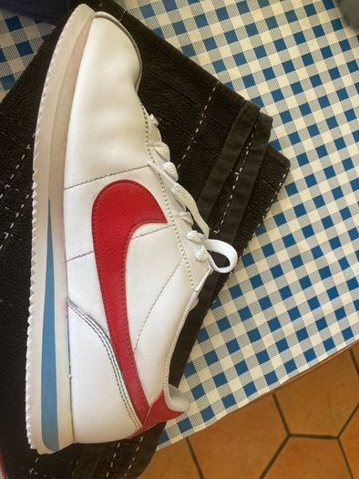 Nike Trainers (White with Logo Size 8 adults.