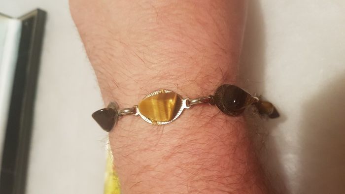 tiger eye bracelet,,good condition,buyer collects or pays postage, thank you, take as is,see pictures for condition