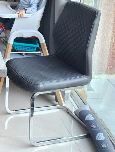 Table with 4 chairs