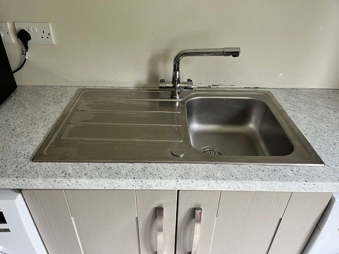 Back kitchen/utility presses and worktop (incl. sink/tap)
