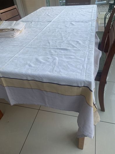 Jacquard Paris tablecloth and 8 napkins