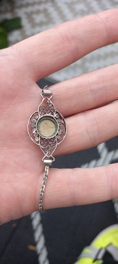 Vintage jewelry is sold individually for 5 to 10 euros