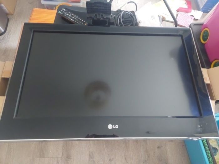 32 inch LG TV with remote and stand in box