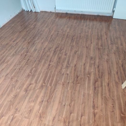 laminate floorboards and skirting boards