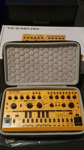 Behringer TD-3 MO - Yellow with extra case.