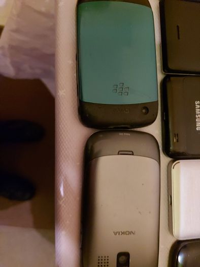 25 Mobile phones in very good cosmetic condition but have no Batterys