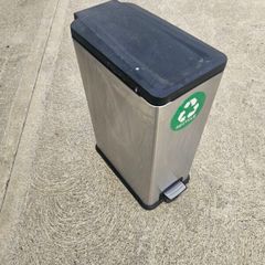 Foot pedal Bin