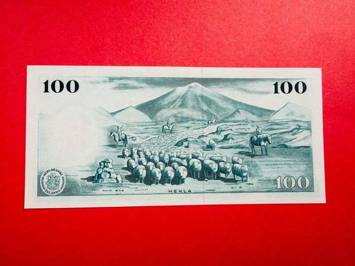 Iceland. 100  Kronur  1961  Pick  44  ( Uncirculated )