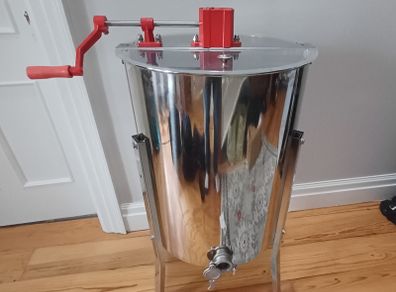 Honey extractor
