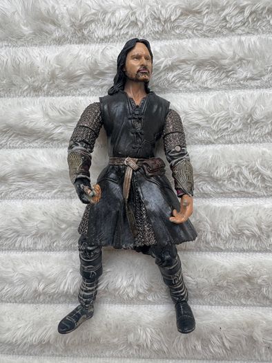 Lord of the Rings Helm's Deep Aragorn Action Figure Damaged NO Finger approx. 16 cm. Used Please see photos