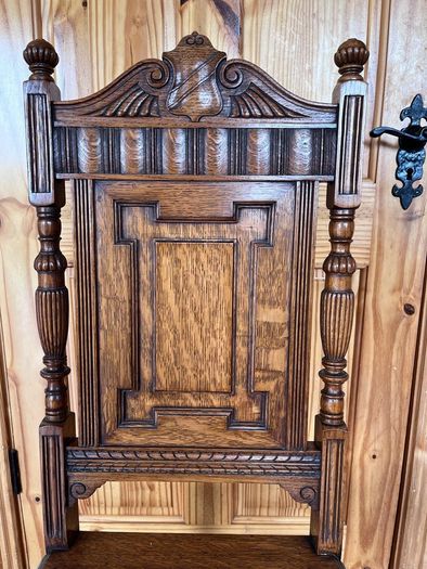 A charming pair of late Victorian carved oak Hall chairs richly modelled,  Cirka 1890's.