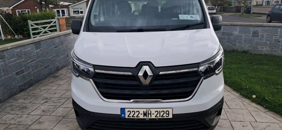 Renault trafic 9seater  LWB